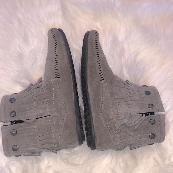 MINNETONKA ~ DOUBLE FRINGE SIDE ZIP MOCCASINS - Picture 3 of 9